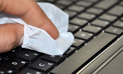 чистка клавиатуры от пыли влажной тряпочкой